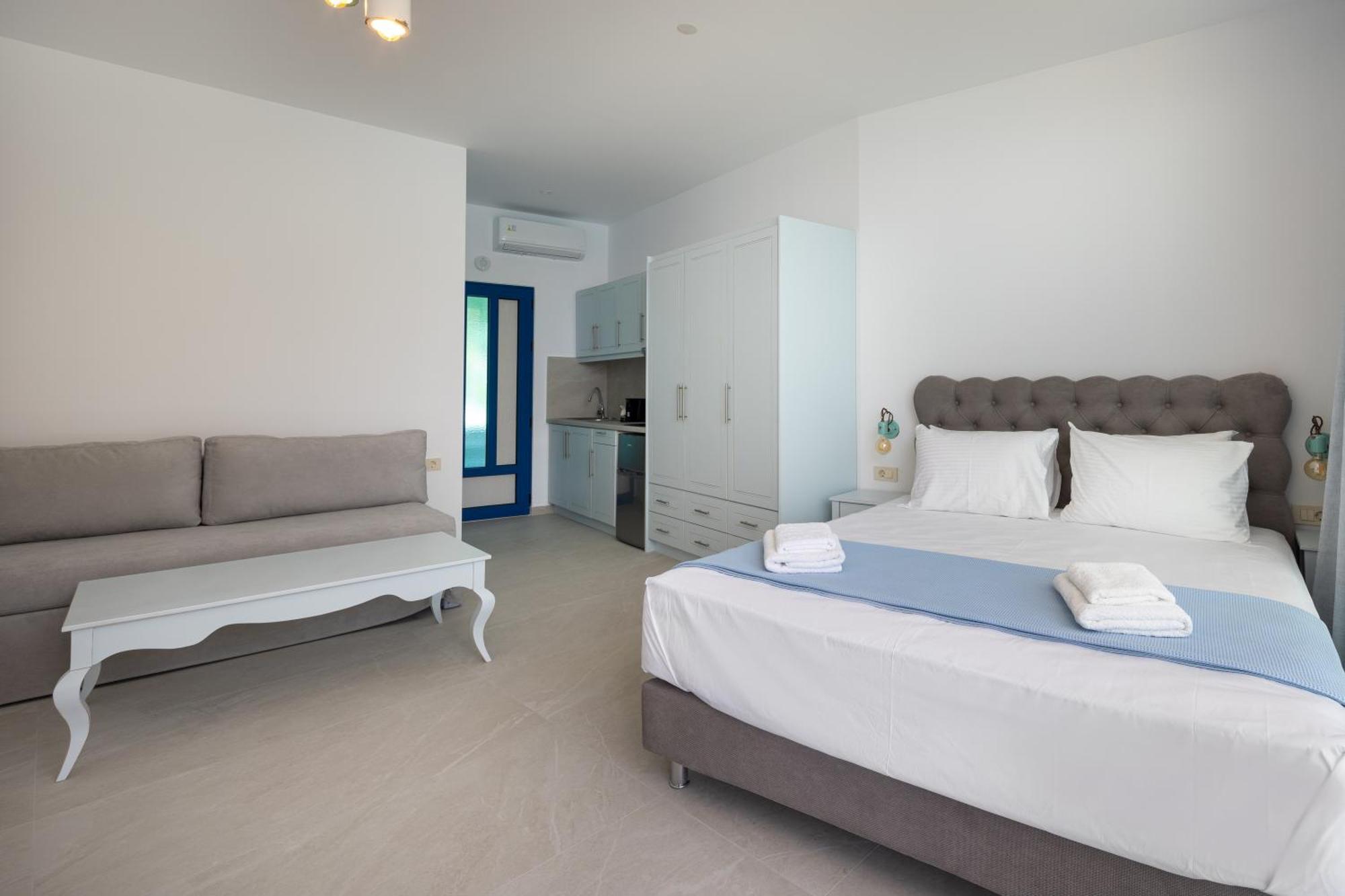 Molos Apartments Loutro Room photo