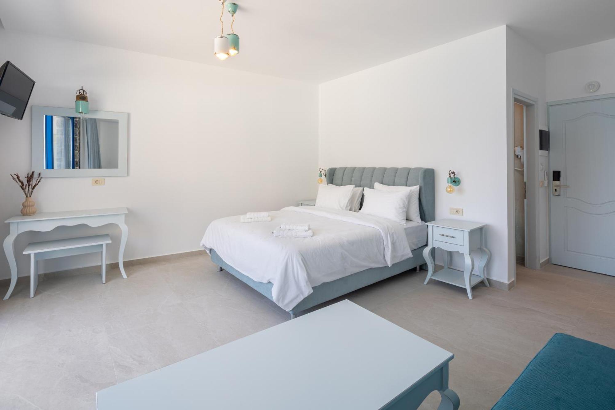 Molos Apartments Loutro Room photo